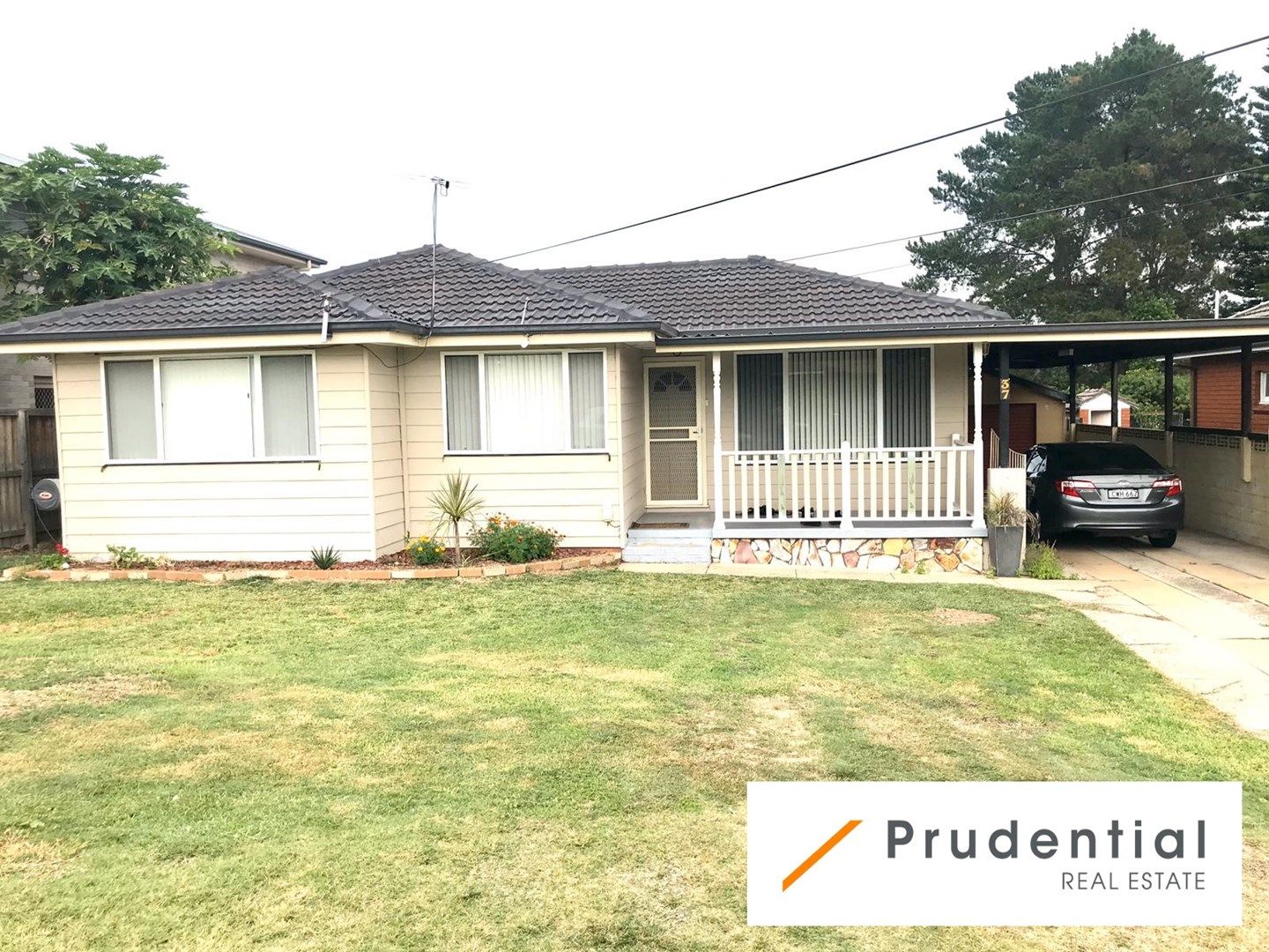 4 bedrooms House in 37 Bingara Road MACQUARIE FIELDS NSW, 2564