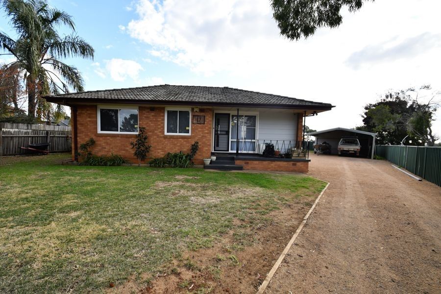 3 bedrooms House in 17 Cooinda Crescent DUBBO NSW, 2830