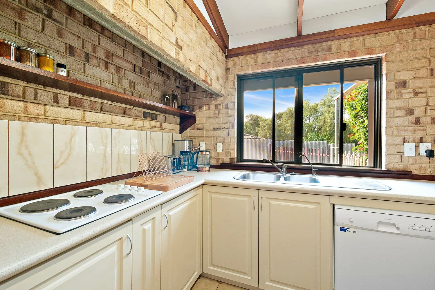 Additional image 8 of 11 Moysey Court, Parmelia WA 6167