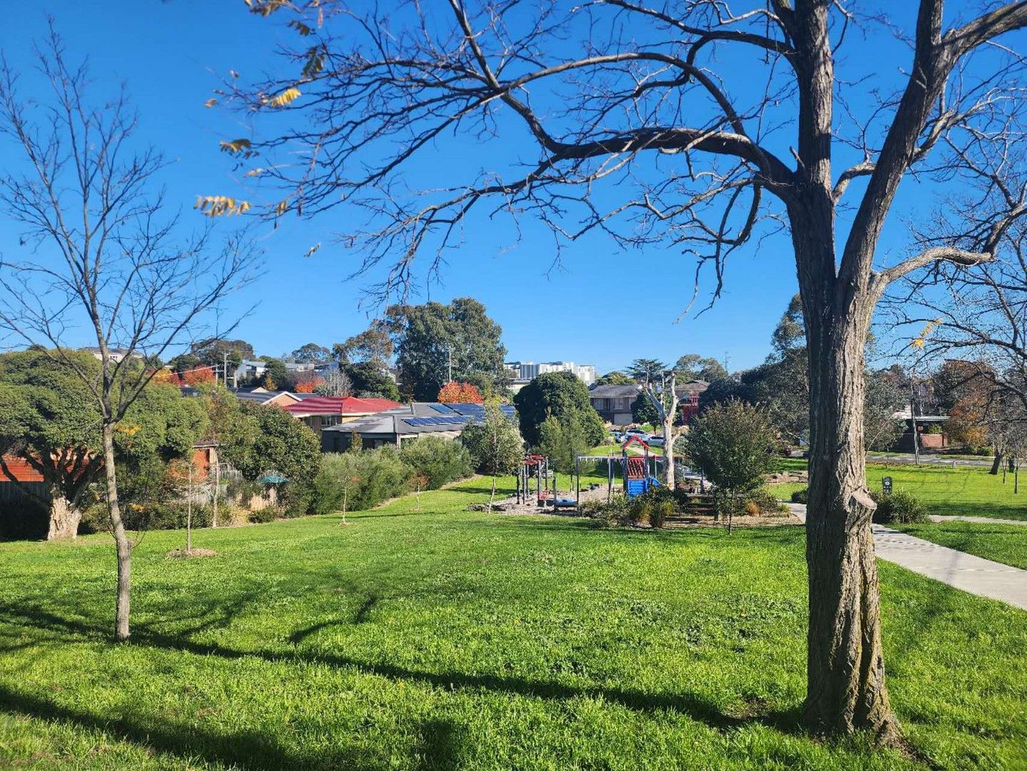 3 bedrooms House in 6 Worthing Avenue DONCASTER EAST VIC, 3109