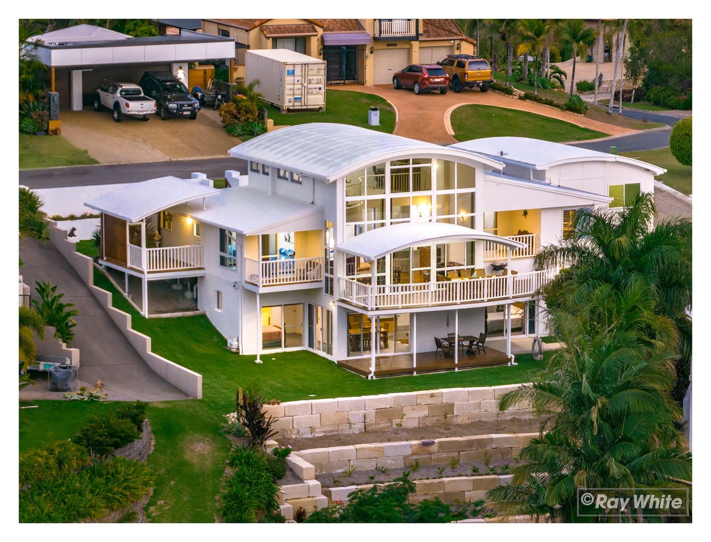 5 bedrooms House in 25 Banksia Place TARANGANBA QLD, 4703