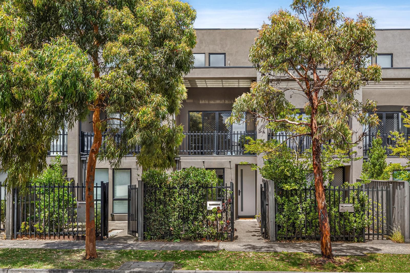 3 bedrooms Townhouse in 47 Ulmara Parkway MAIDSTONE VIC, 3012