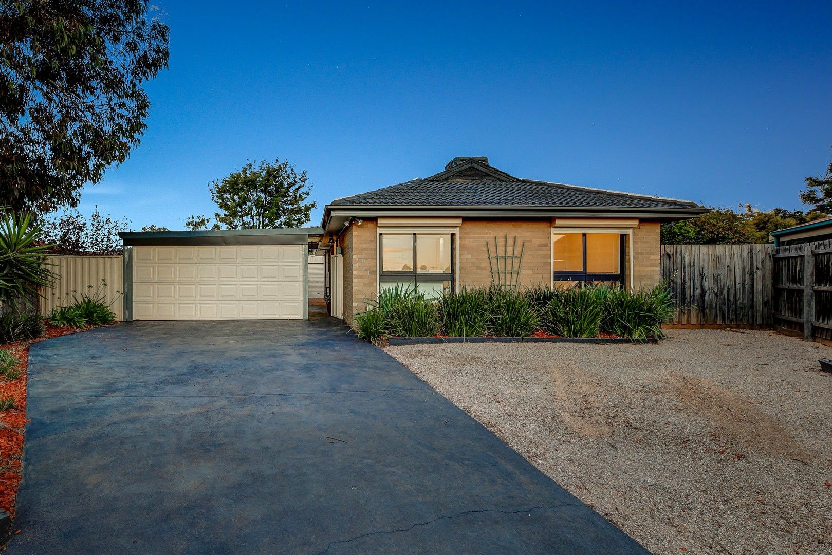 3 bedrooms House in 10 Devon Place MELTON WEST VIC, 3337