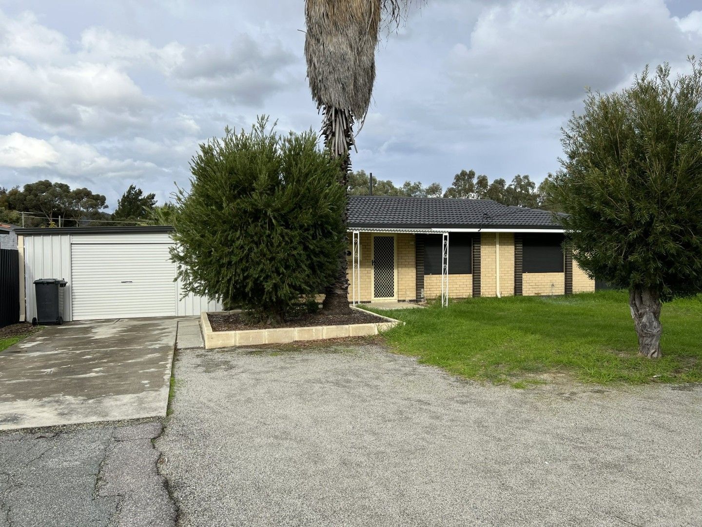 4 bedrooms House in 10 Pigott Road ARMADALE WA, 6112