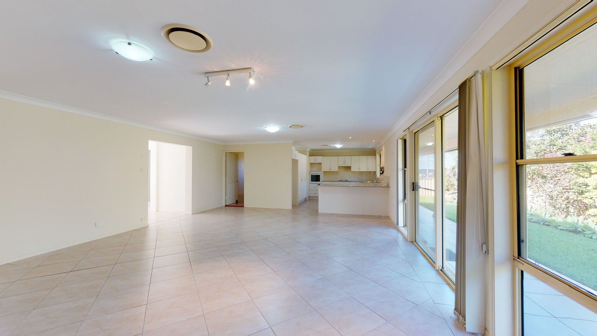 5 bedrooms House in 2 Brittany Avenue RUTHERFORD NSW, 2320