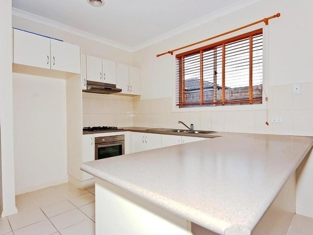 2/30 Harrow Place, Truganina VIC 3029, Image 2