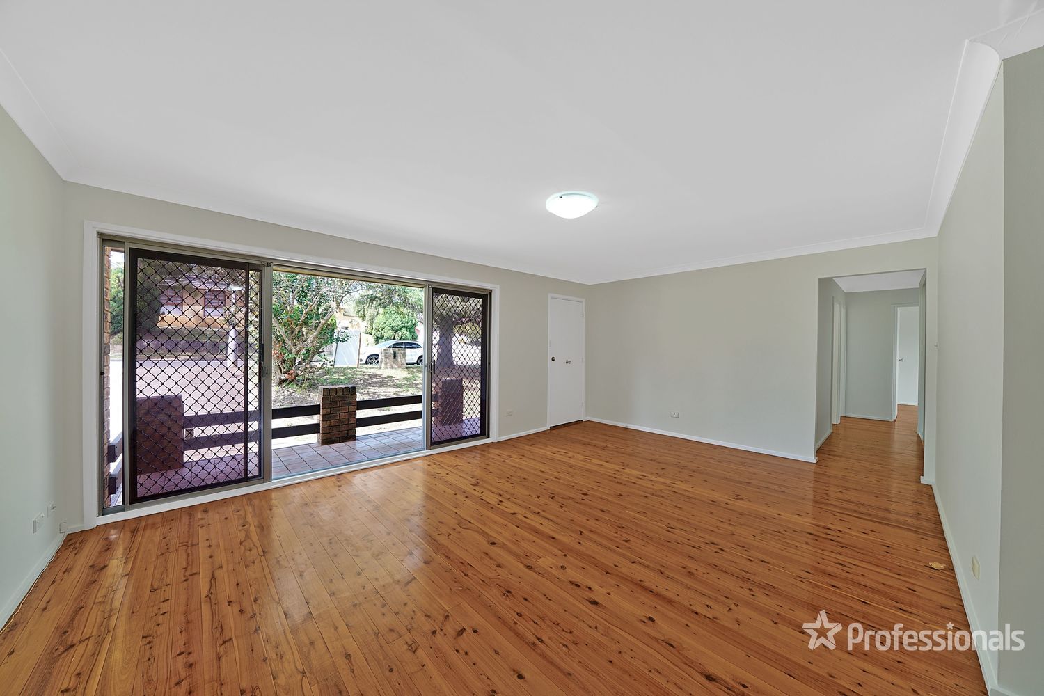 16 Akuna Avenue, Bradbury NSW 2560, Image 2