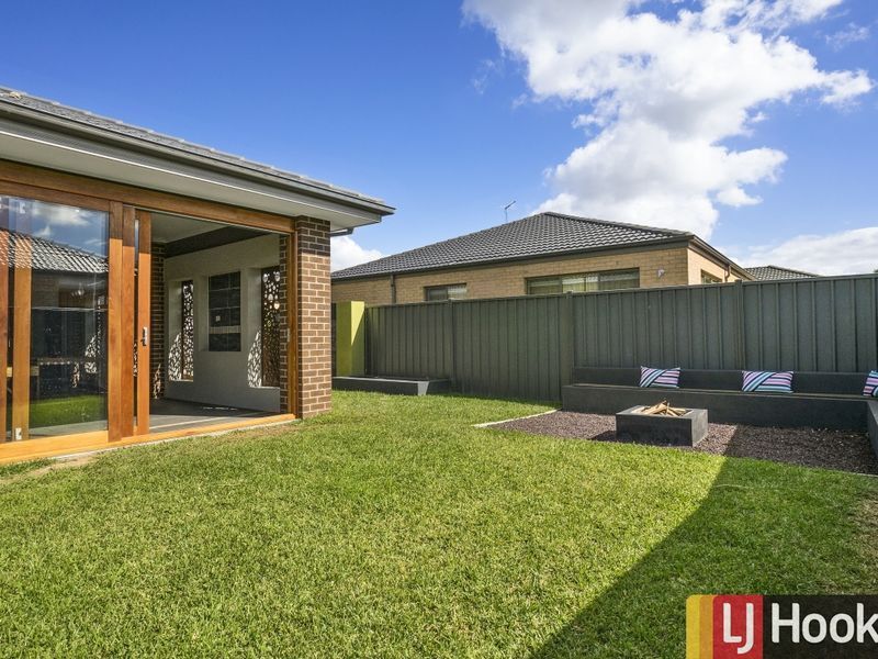 35 Finsbury Crescent, Manor Lakes VIC 3024, Image 2