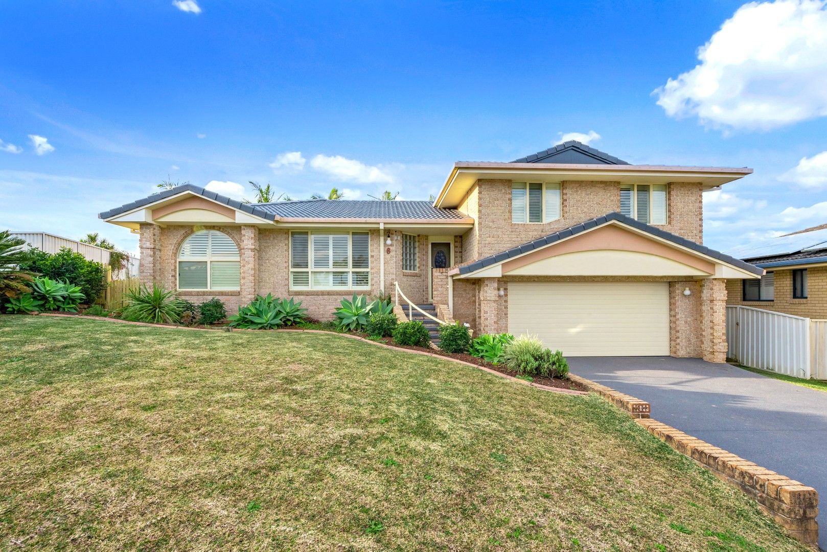4 bedrooms House in 6 Onyx Place PORT MACQUARIE NSW, 2444