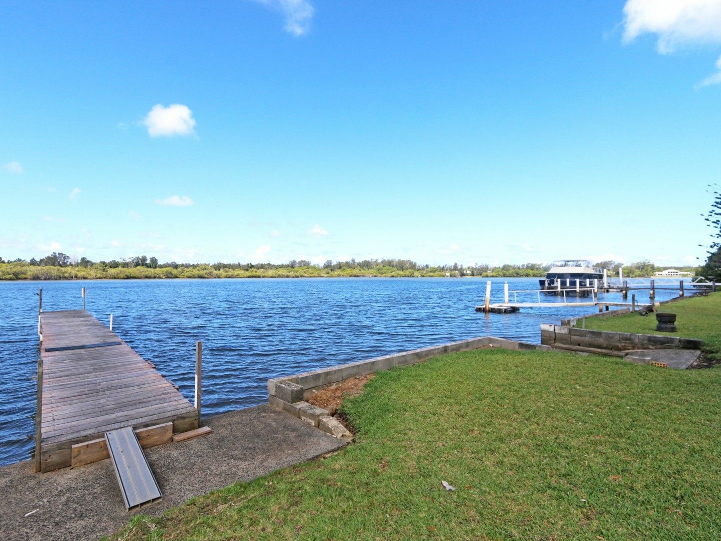 3 bedrooms House in 21A Oyster Channel Road YAMBA NSW, 2464