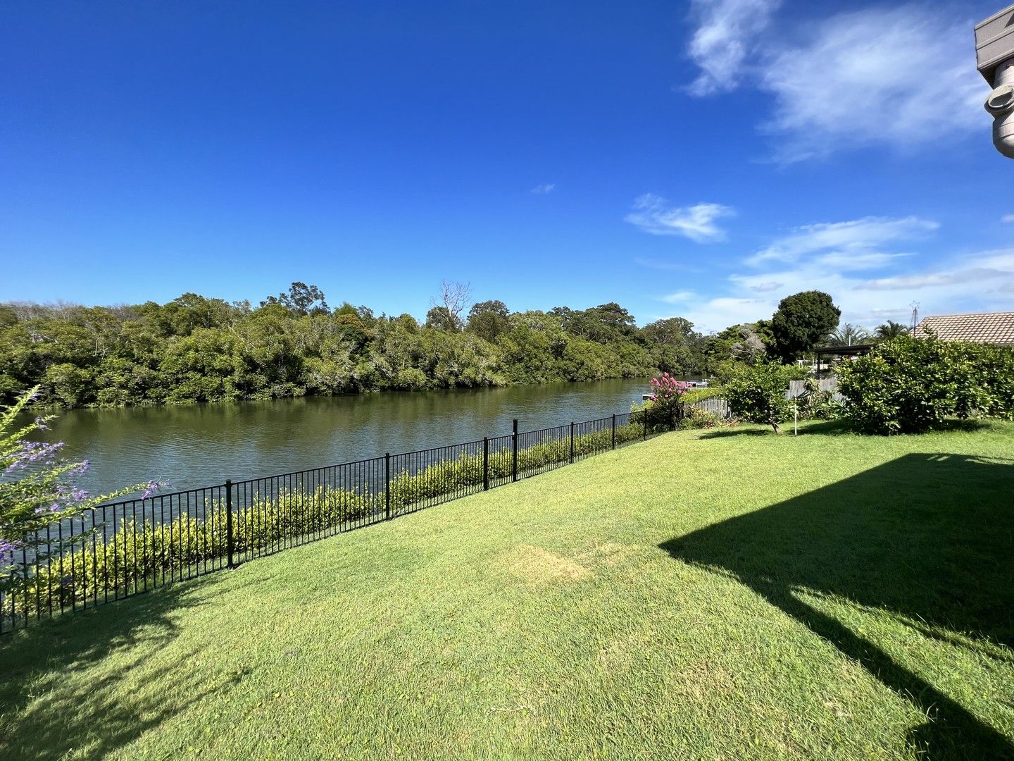 4 bedrooms House in 234 Nineteenth Avenue ELANORA QLD, 4221