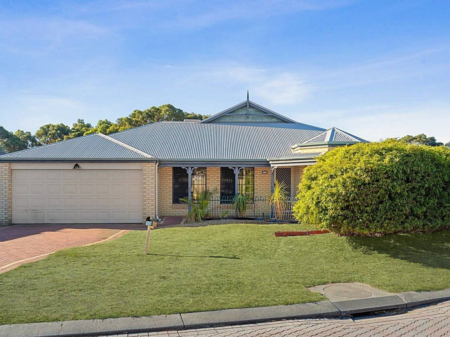 4 bedrooms House in 15 Wacona Way SECRET HARBOUR WA, 6173