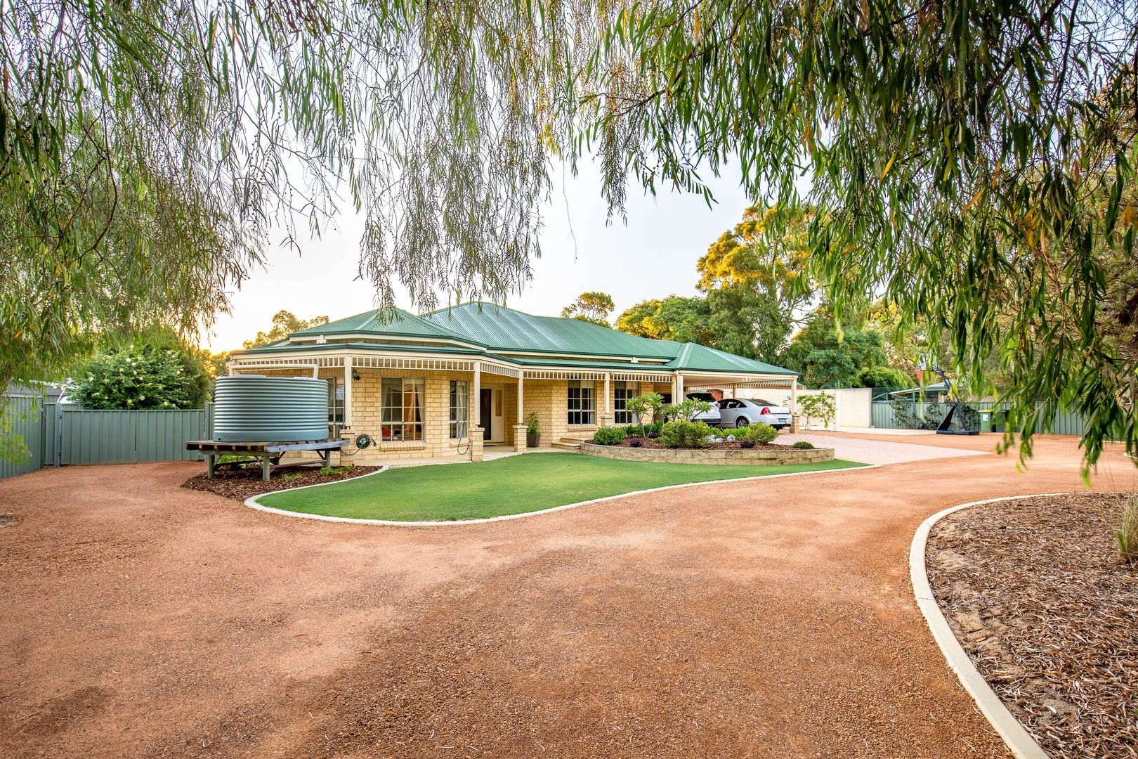 4 bedrooms House in 8 Silverton Crescent ERSKINE WA, 6210