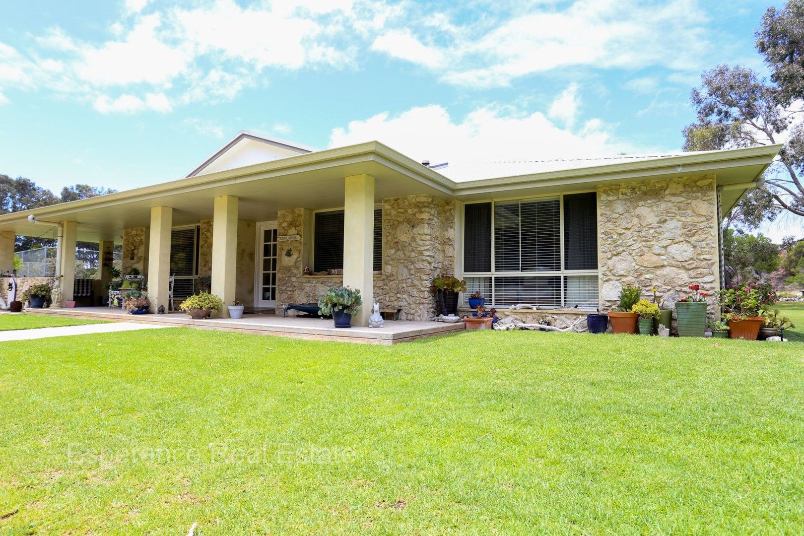 4 bedrooms Acreage / Semi-Rural in 14 Alana Street PINK LAKE WA, 6450