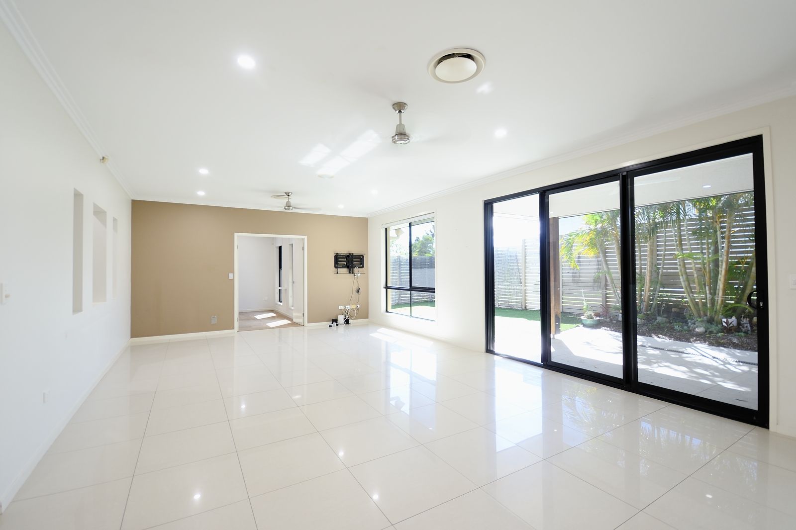 5 bedrooms House in 46 Stringybark Drive MOLENDINAR QLD, 4214
