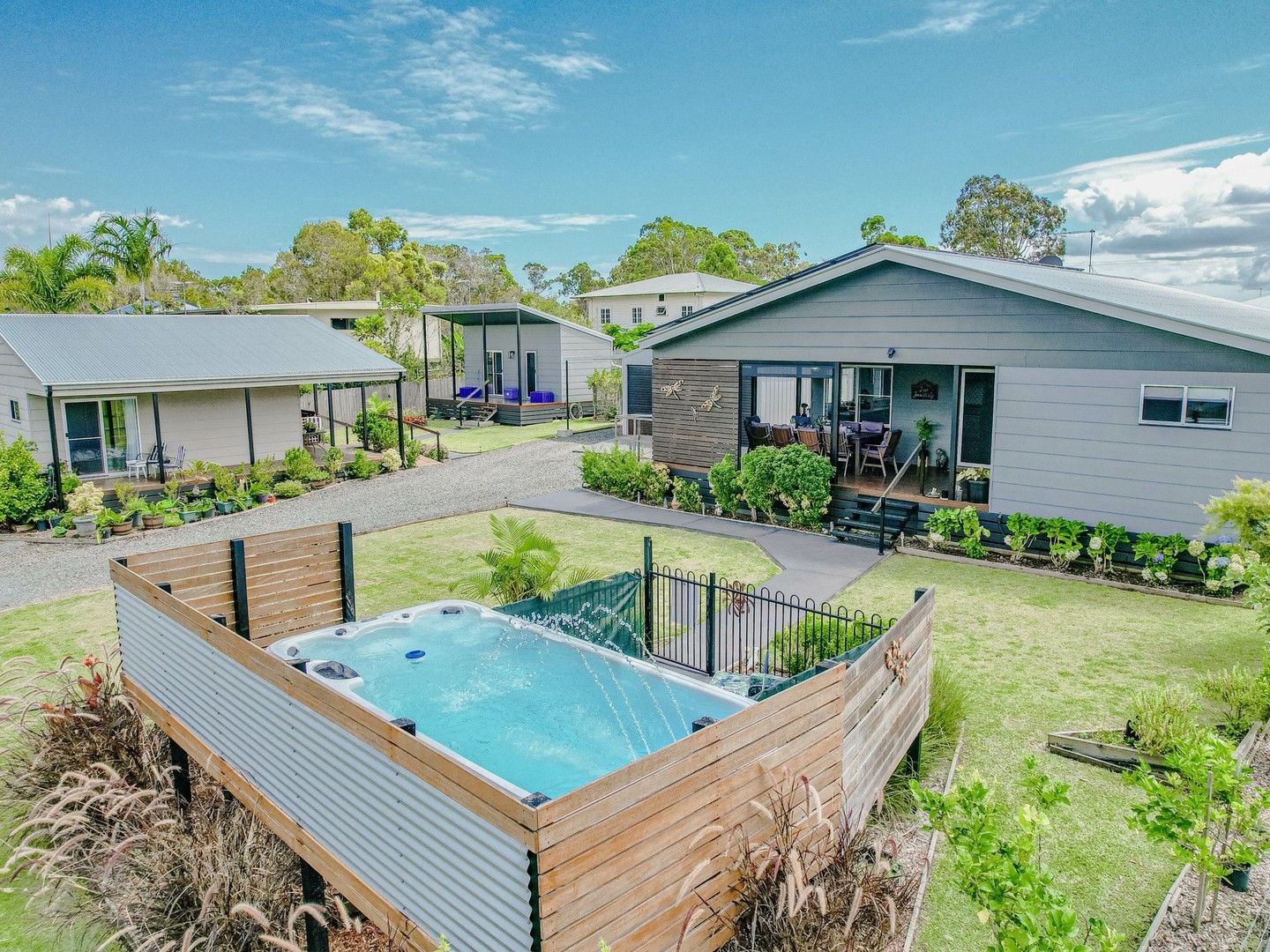 6 bedrooms House in 27-29 Tenanne street RUSSELL ISLAND QLD, 4184