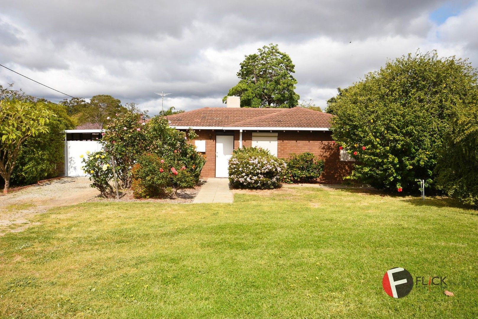 3 bedrooms House in 14 Spring Road THORNLIE WA, 6108