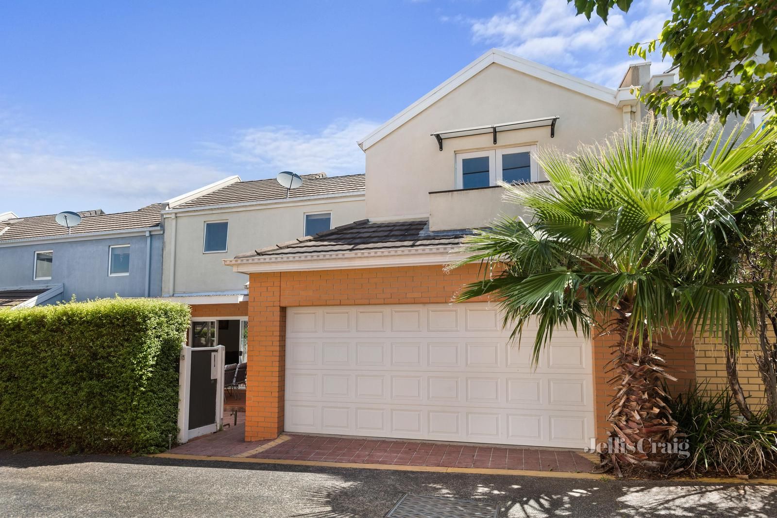 3 bedrooms Townhouse in 15 Hawthorn Way GLEN WAVERLEY VIC, 3150