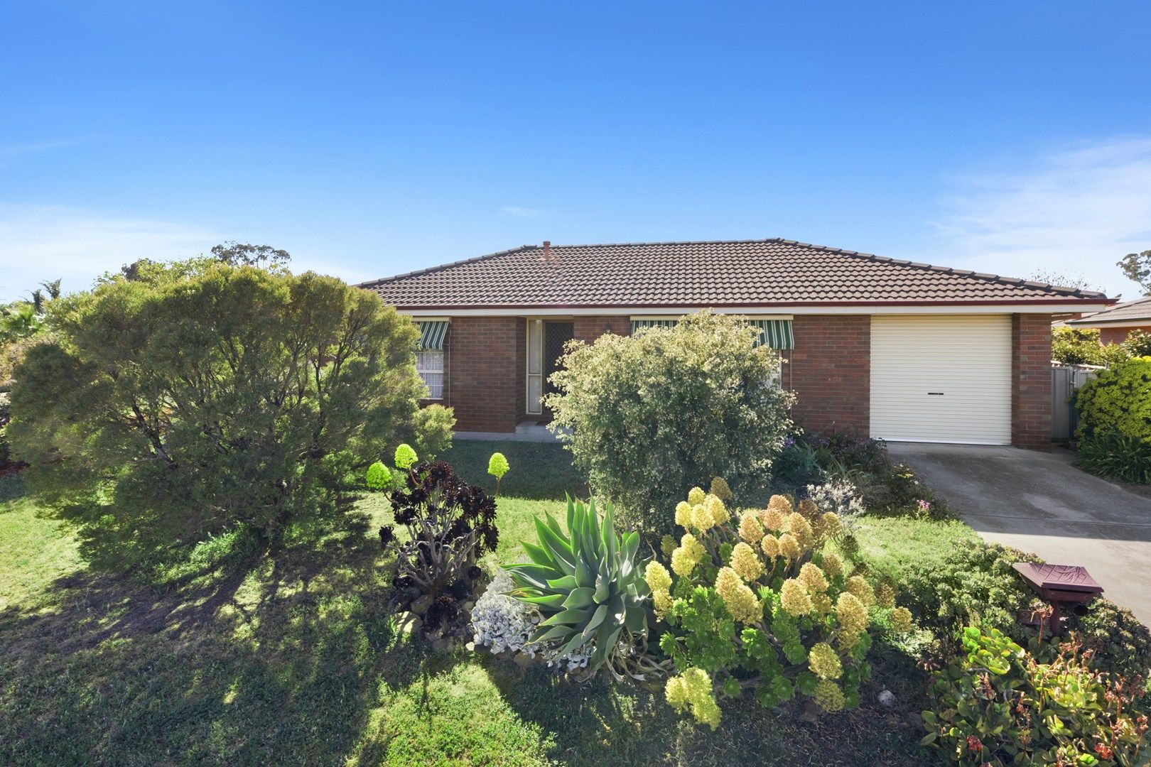 2/15 Ellimata Court, Strathdale VIC 3550, Image 0