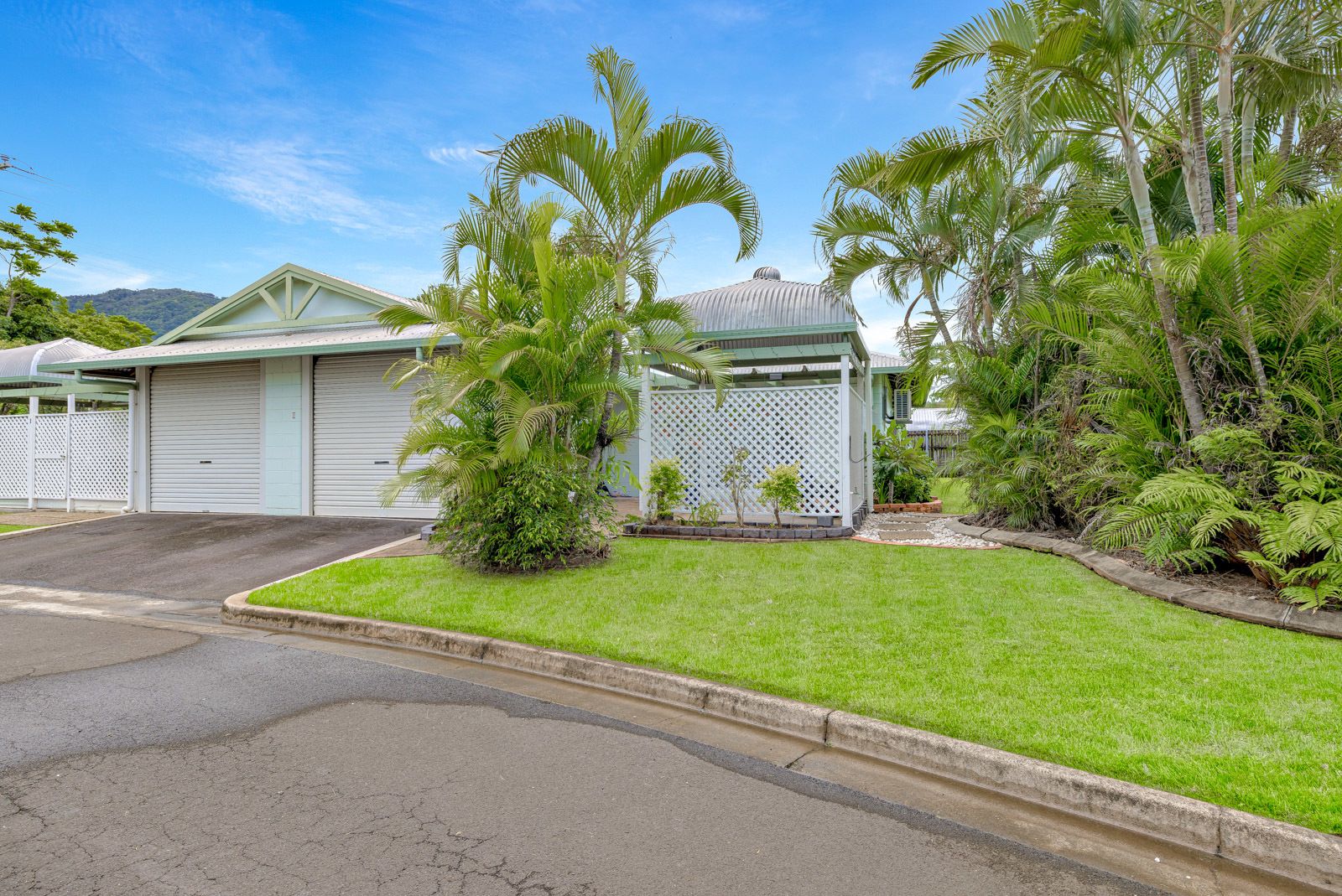 2 bedrooms Apartment / Unit / Flat in 2/60-68 Swallow Street MOOROOBOOL QLD, 4870