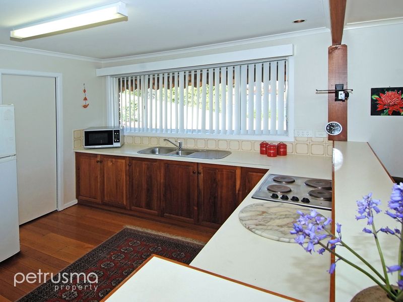 11 Amberley Court, Blackmans Bay TAS 7052, Image 2