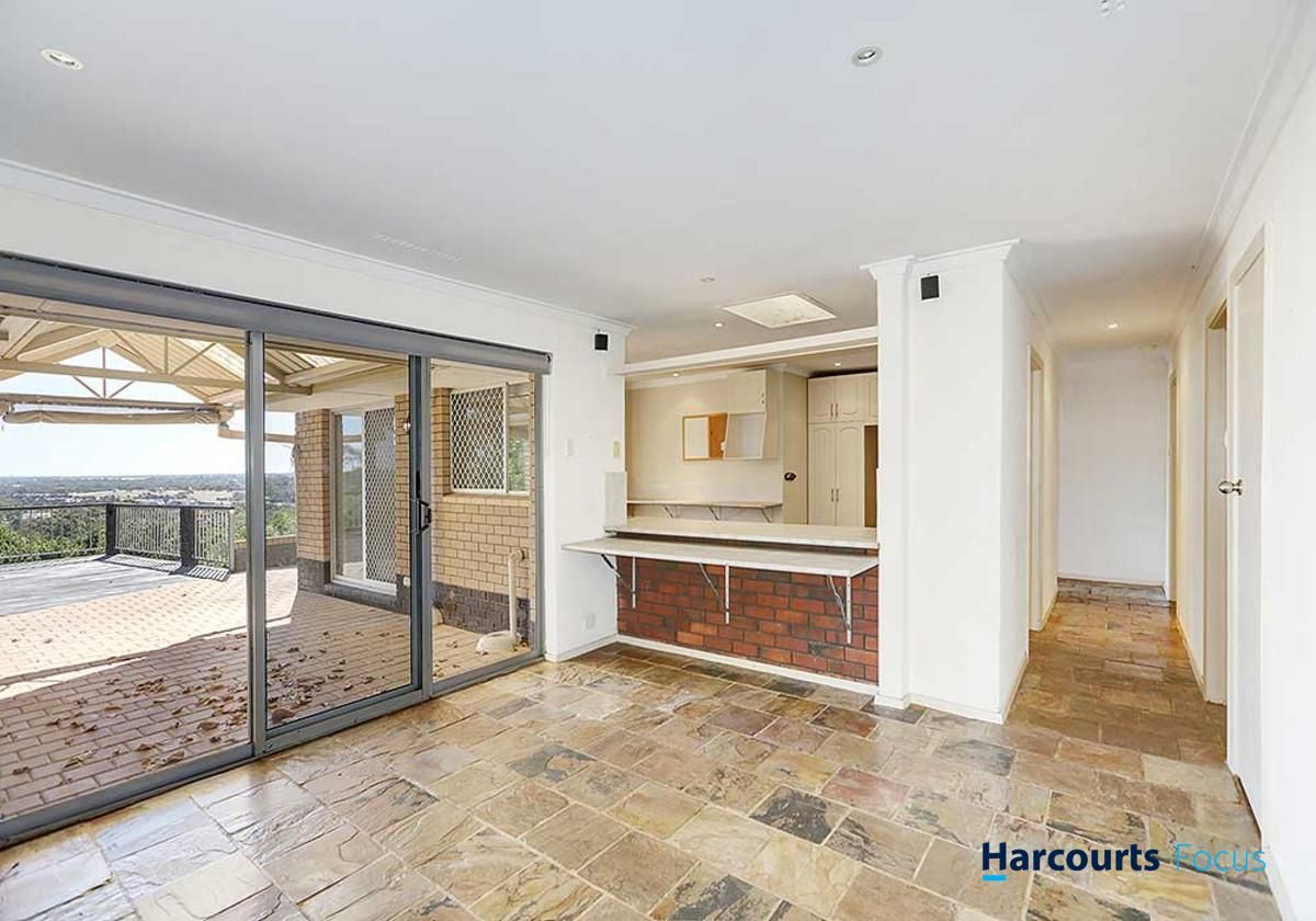 4 bedrooms House in 31 Lowannaa Road MARTIN WA, 6110