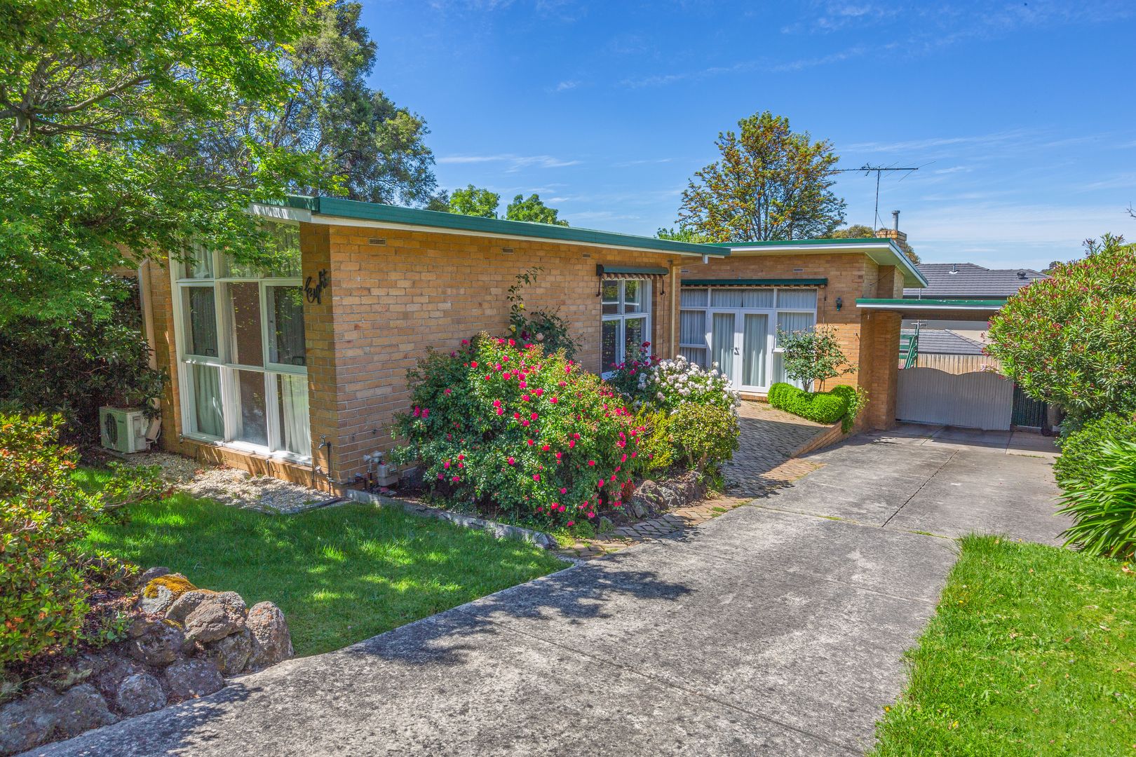 3 bedrooms House in 8 Simpson Drive MOUNT WAVERLEY VIC, 3149