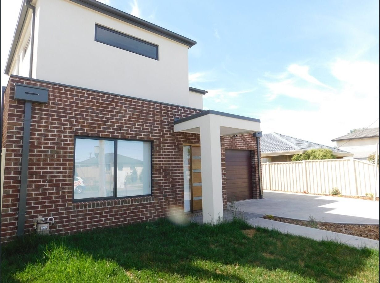 3 bedrooms Townhouse in 1/4 Bank Street CRAIGIEBURN VIC, 3064