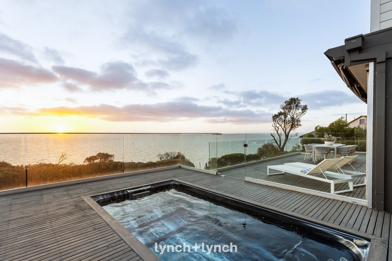 5 bedrooms House in 27 Rendlesham Avenue MOUNT ELIZA VIC, 3930