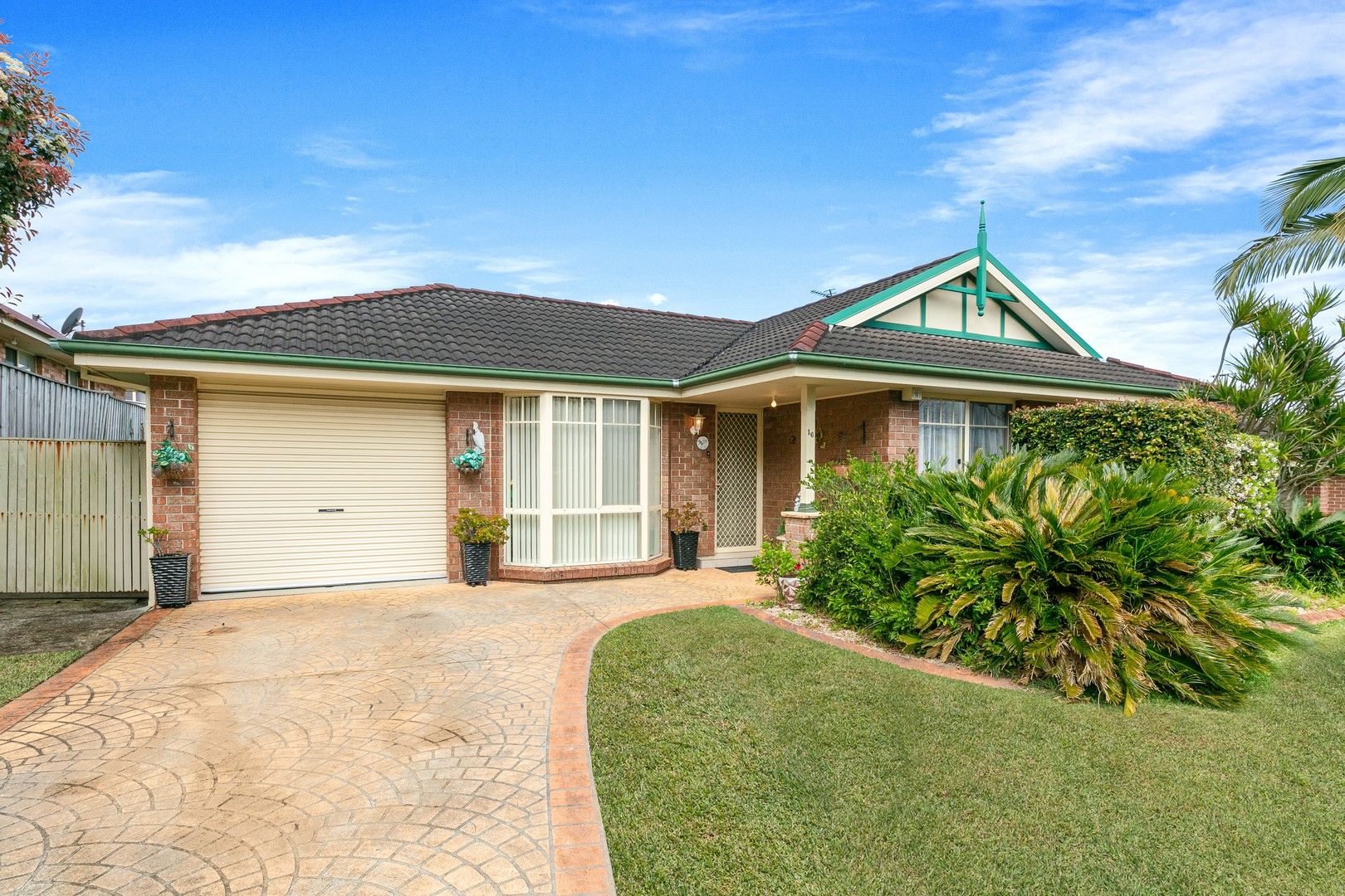 3 bedrooms House in 16 Barragoola Road BLUE HAVEN NSW, 2262