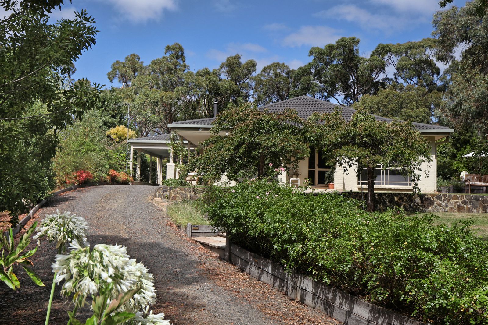 5 bedrooms House in 27 Canterbury Road MACEDON VIC, 3440