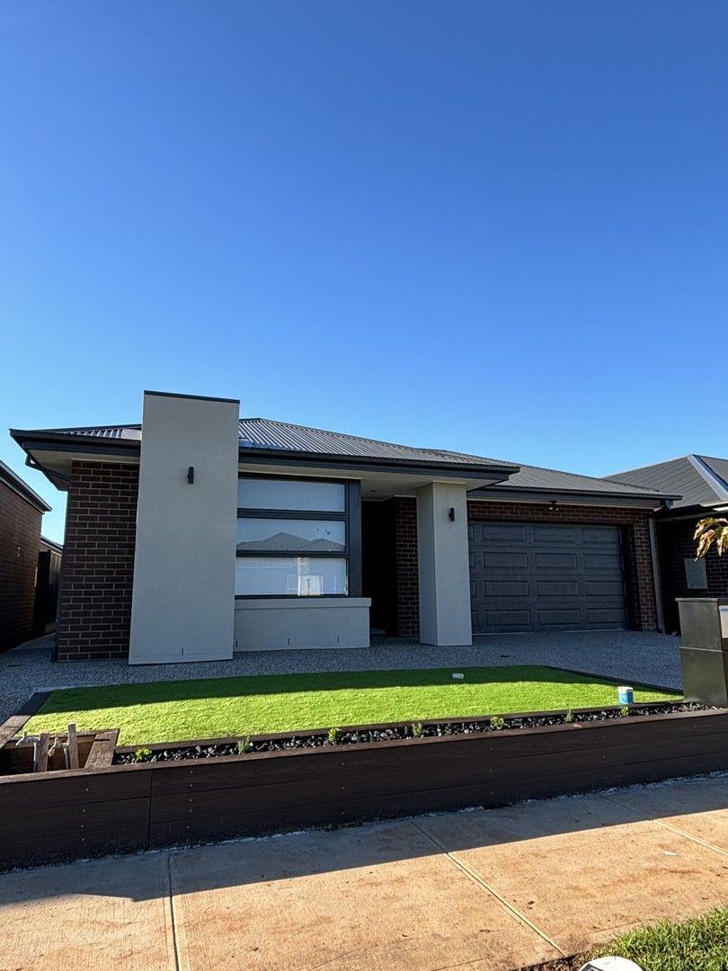 4 bedrooms House in 13 Castlecrag Way STRATHTULLOH VIC, 3338