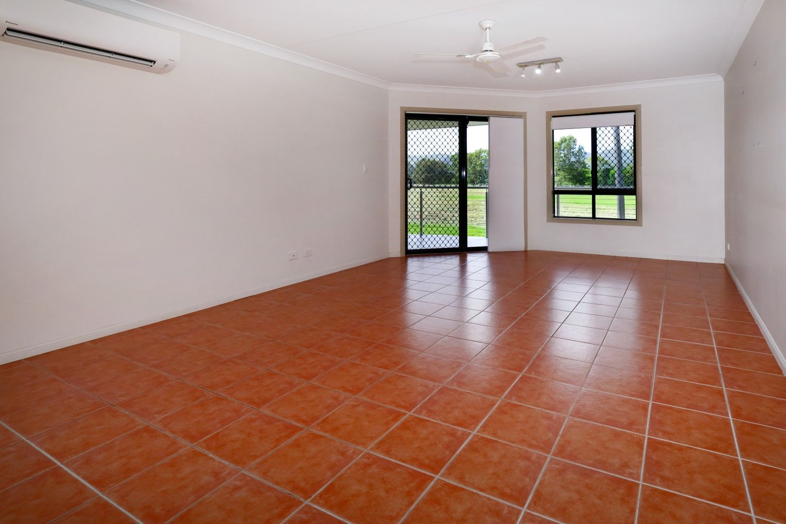 8/4-6 Welsh Street, Rosslea QLD 4812, Image 2