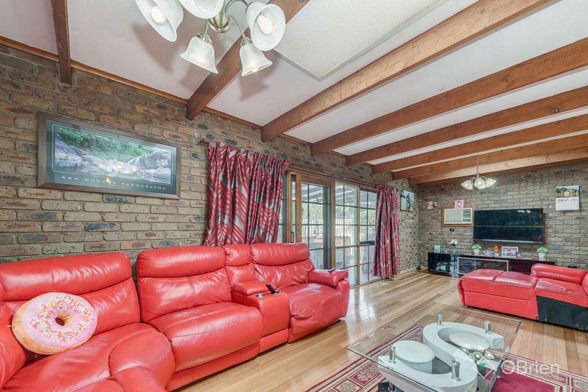 3 bedrooms House in 18 Winnifred Crescent KNOXFIELD VIC, 3180