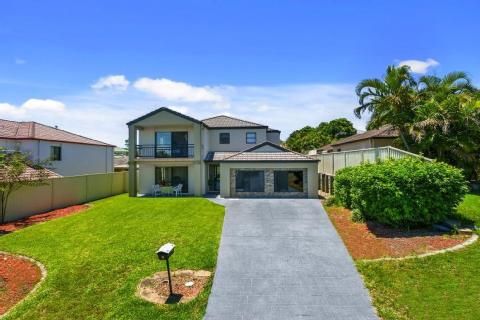 6 bedrooms House in  ARUNDEL QLD, 4214