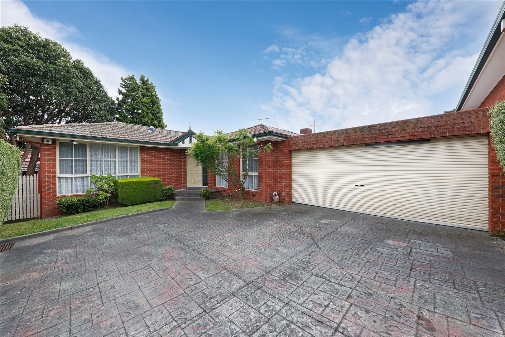 3 bedrooms Apartment / Unit / Flat in 2/3 Watsons Road GLEN WAVERLEY VIC, 3150