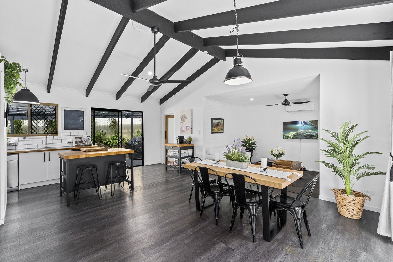 5 bedrooms House in 6 Ainsley Avenue ASHMORE QLD, 4214