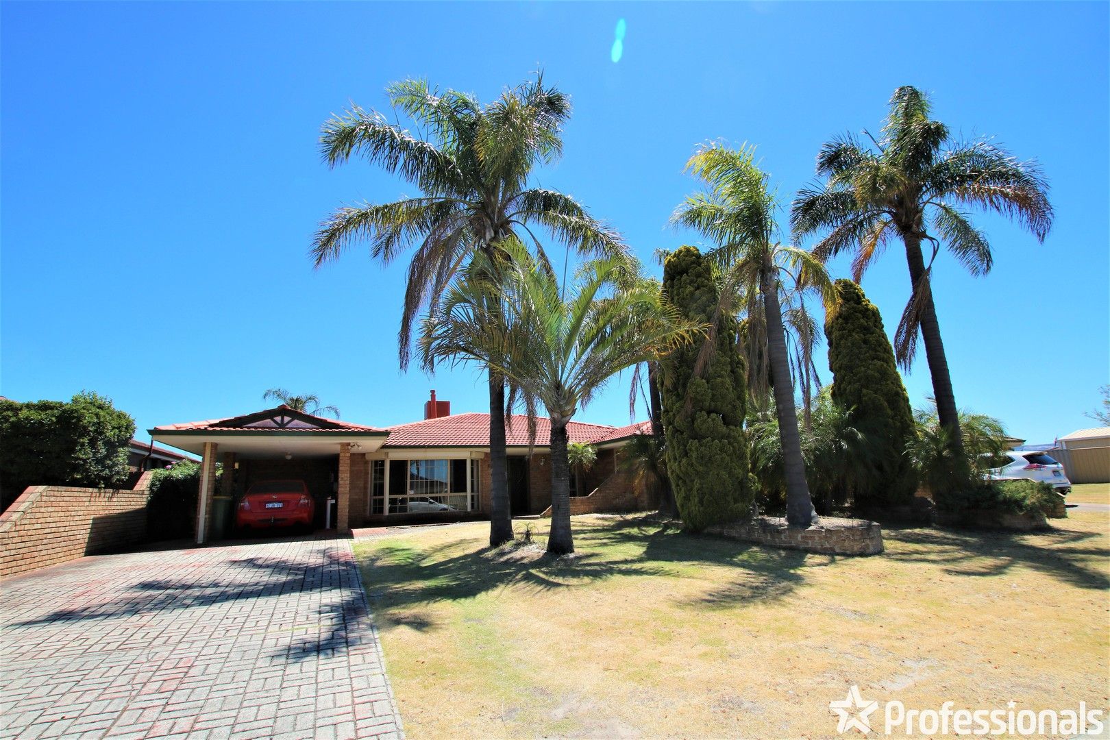 4 bedrooms House in 17 Bluegum Road THORNLIE WA, 6108