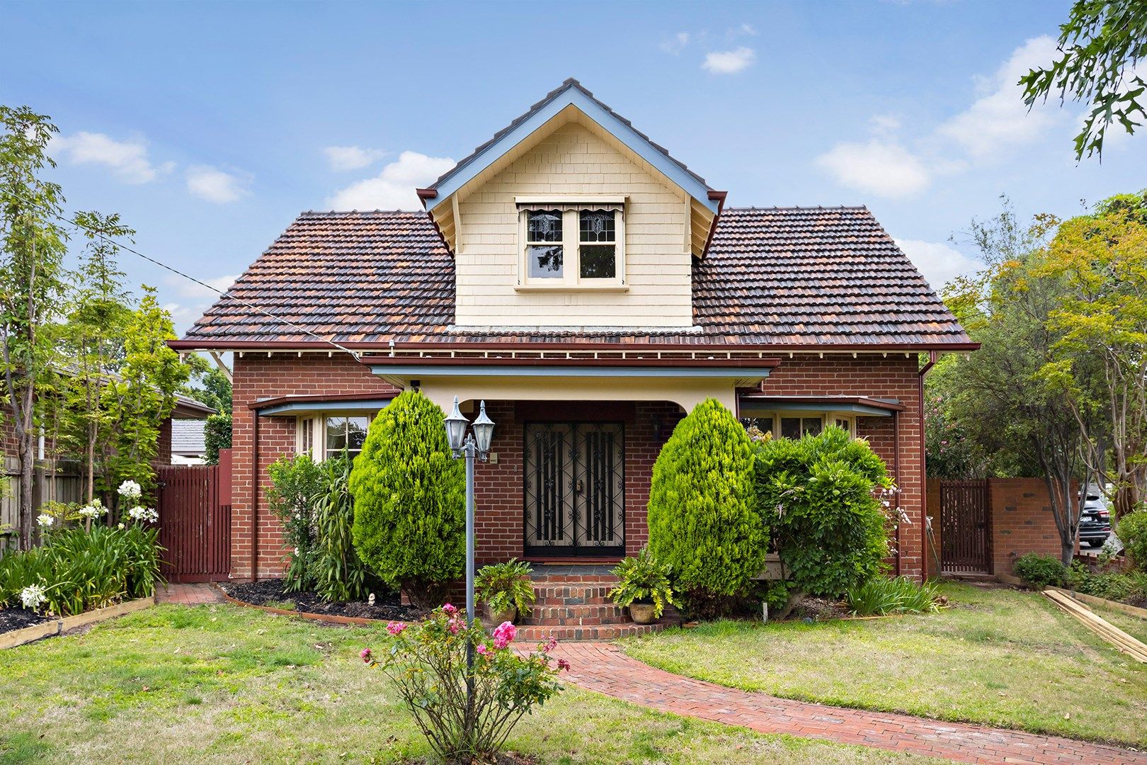5 bedrooms House in 2 Ferndale Road GLEN IRIS VIC, 3146