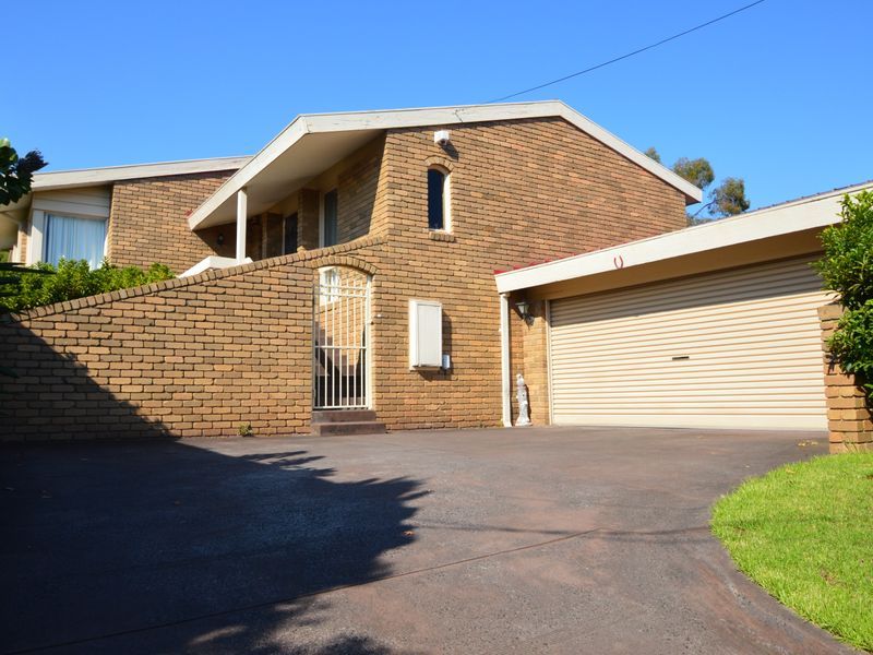 3 bedrooms House in 12 Highvale Road GLEN WAVERLEY VIC, 3150