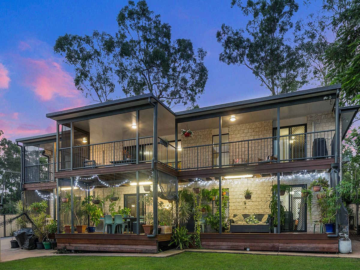 8 bedrooms House in 7 Riverside Avenue BARELLAN POINT QLD, 4306