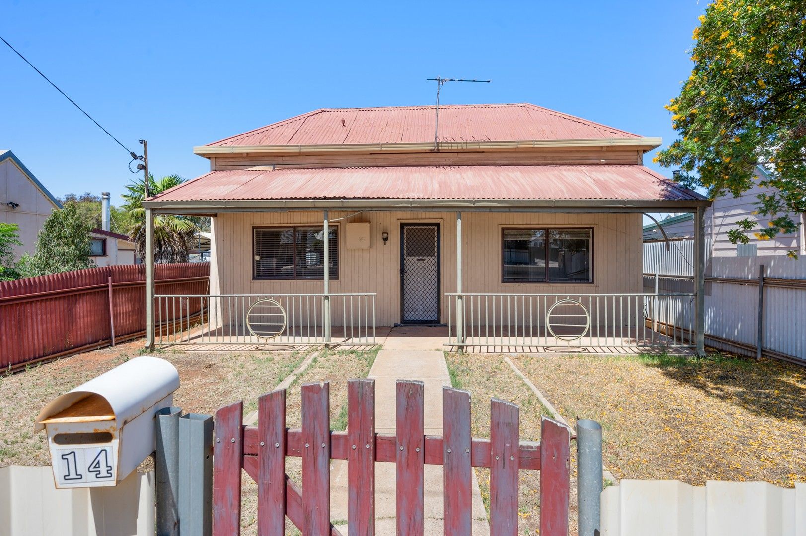 6 bedrooms House in 14 Rhodes Street KALGOORLIE WA, 6430