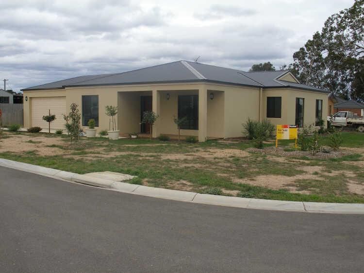 9 Burrnett Court, HEYFIELD VIC 3858, Image 0