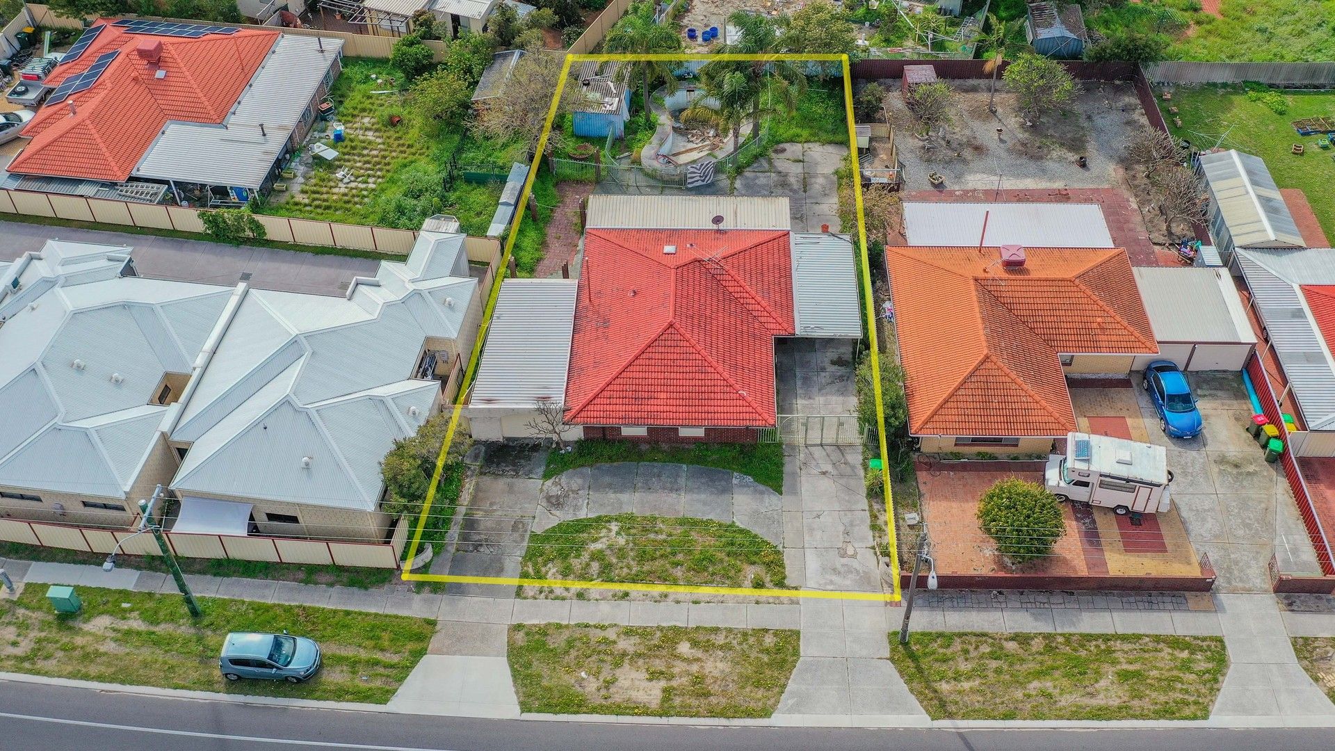 4 bedrooms House in 98 Mirrabooka Avenue KOONDOOLA WA, 6064
