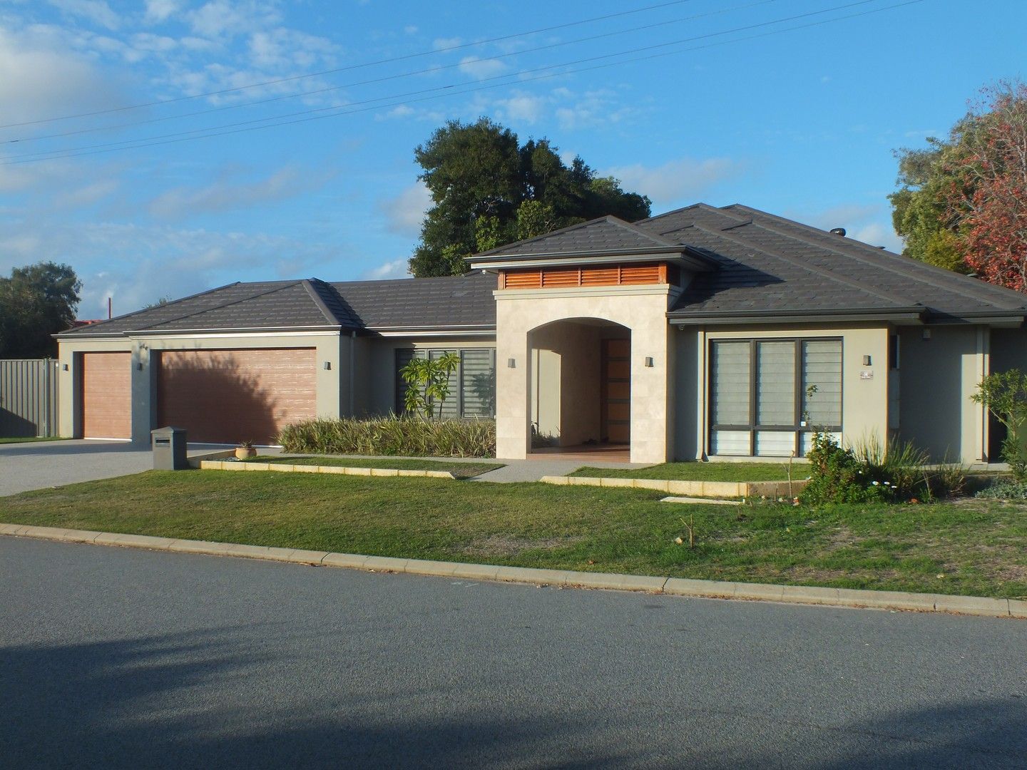 5 bedrooms House in 14 Suelex Street WILLETTON WA, 6155