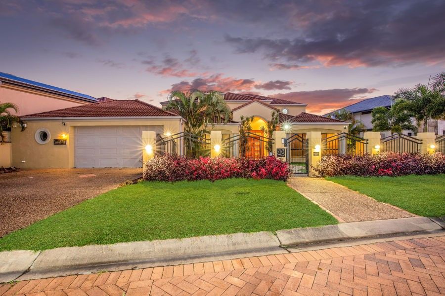 5 bedrooms House in 43 The Peninsula PARADISE POINT QLD, 4216
