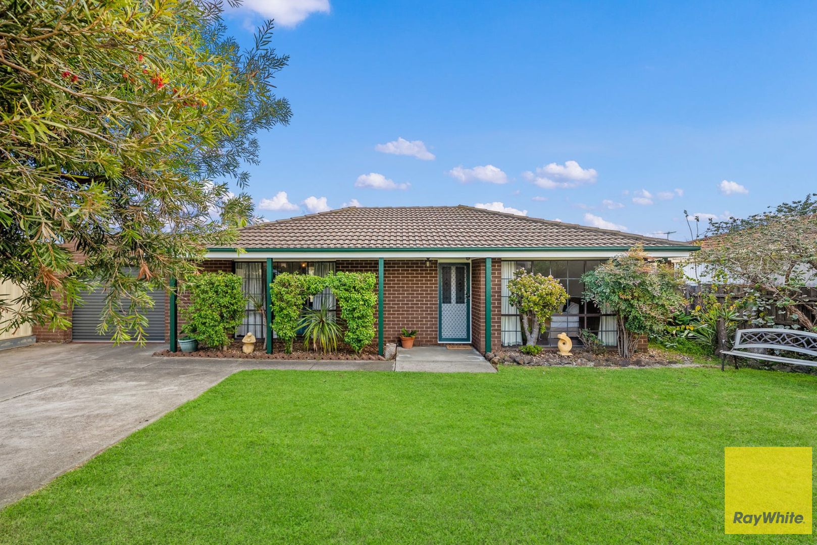 3 bedrooms House in 17 Longfellow Drive DELAHEY VIC, 3037