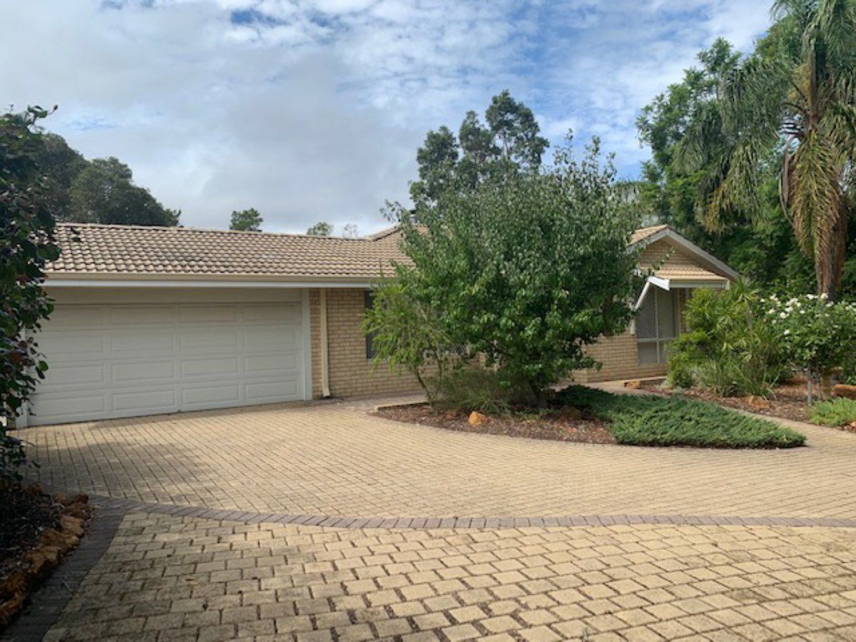 4 bedrooms House in 33 Peet Road KALAMUNDA WA, 6076