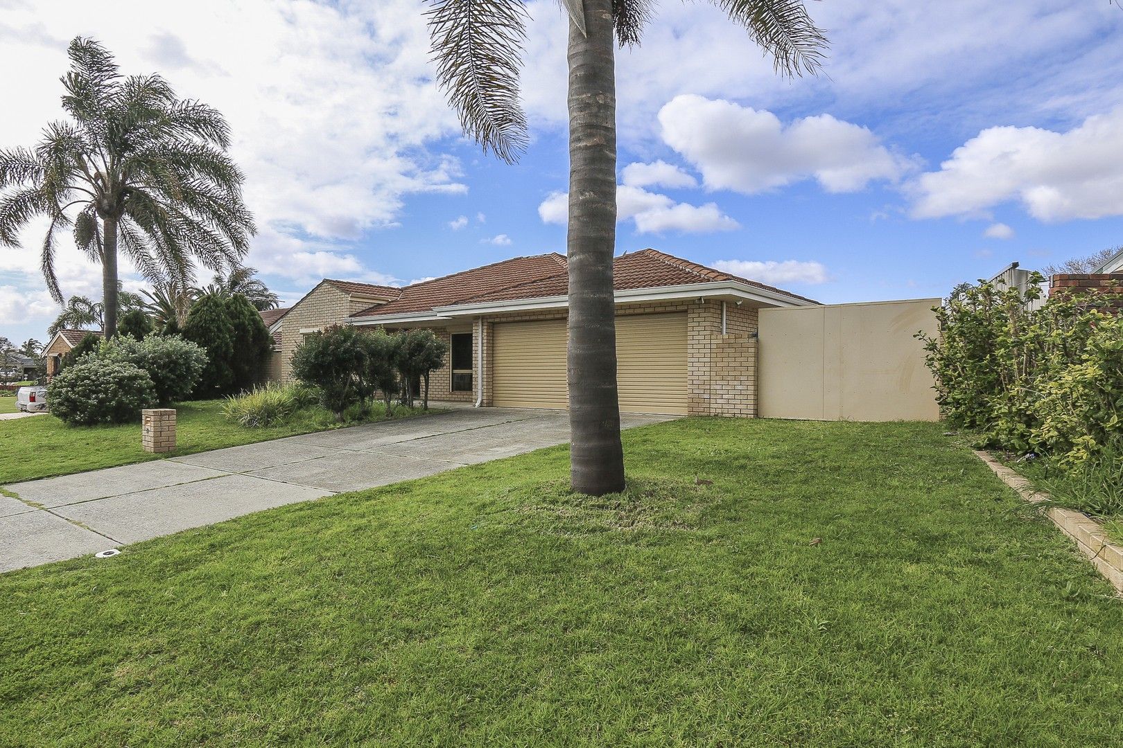 3 bedrooms House in 13 Marlowe Place LAKE COOGEE WA, 6166