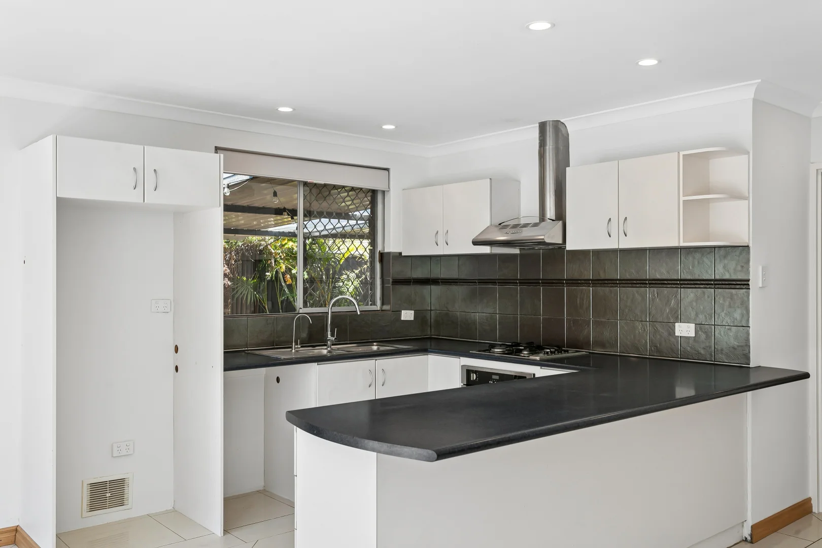 Additional image 10 of 52 Shillington Way, Thornlie WA 6108